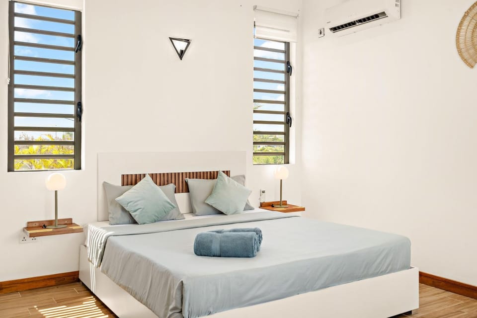 Bed, Photo of the whole room, Bedroom, air conditioner