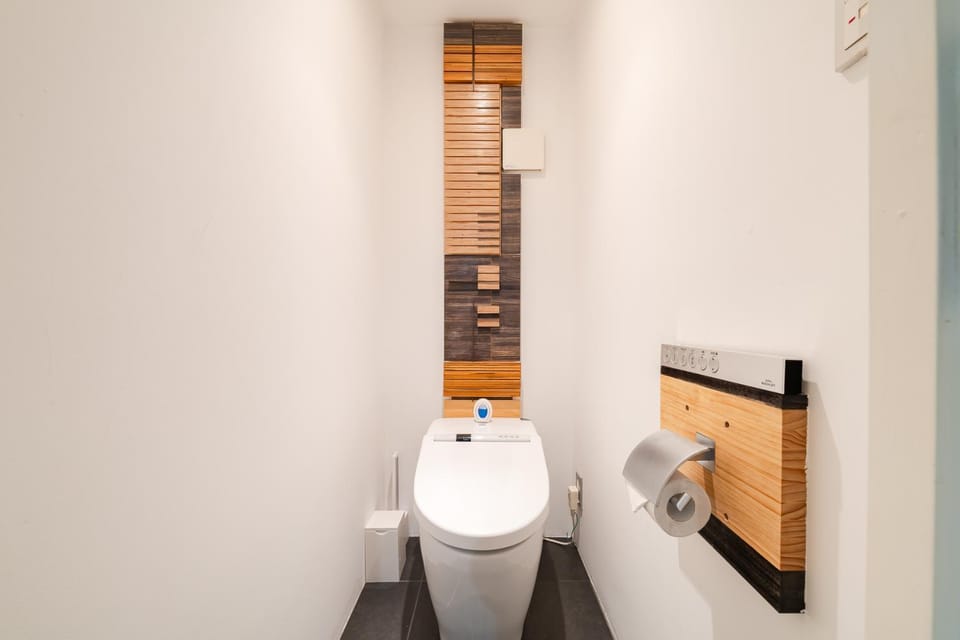 Toilet, bidet