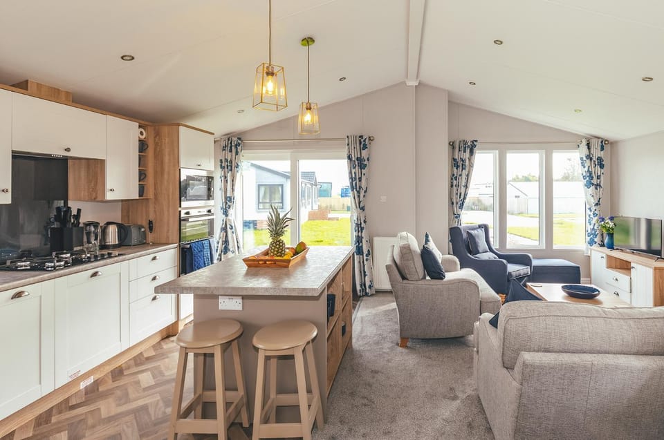 Coffee/tea facilities, Kitchen or kitchenette, Living room, Seating area, stove