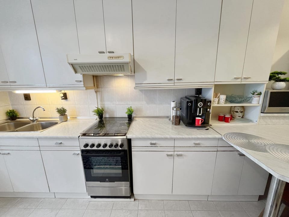 Coffee/tea facilities, Kitchen or kitchenette, oven, stove