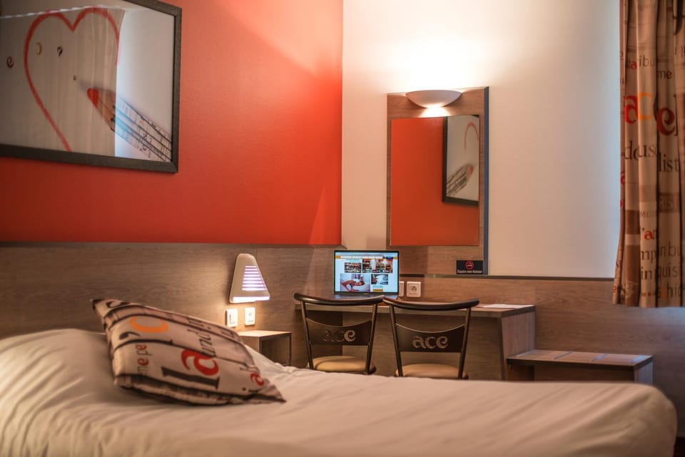 Bed, Photo of the whole room, Seating area