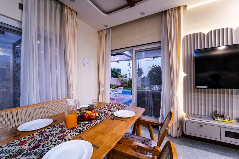 Dining area, Food