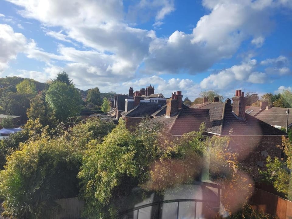 RentUnique Amazing town centre home with parking 6 bedrooms 3 bathrooms Villa in Crawley