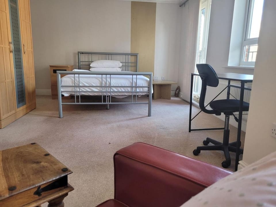 RentUnique Amazing town centre home with parking 6 bedrooms 3 bathrooms Villa in Crawley