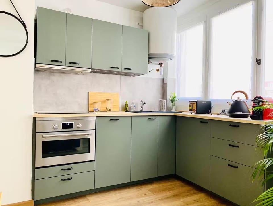 Coffee/tea facilities, Kitchen or kitchenette, oven