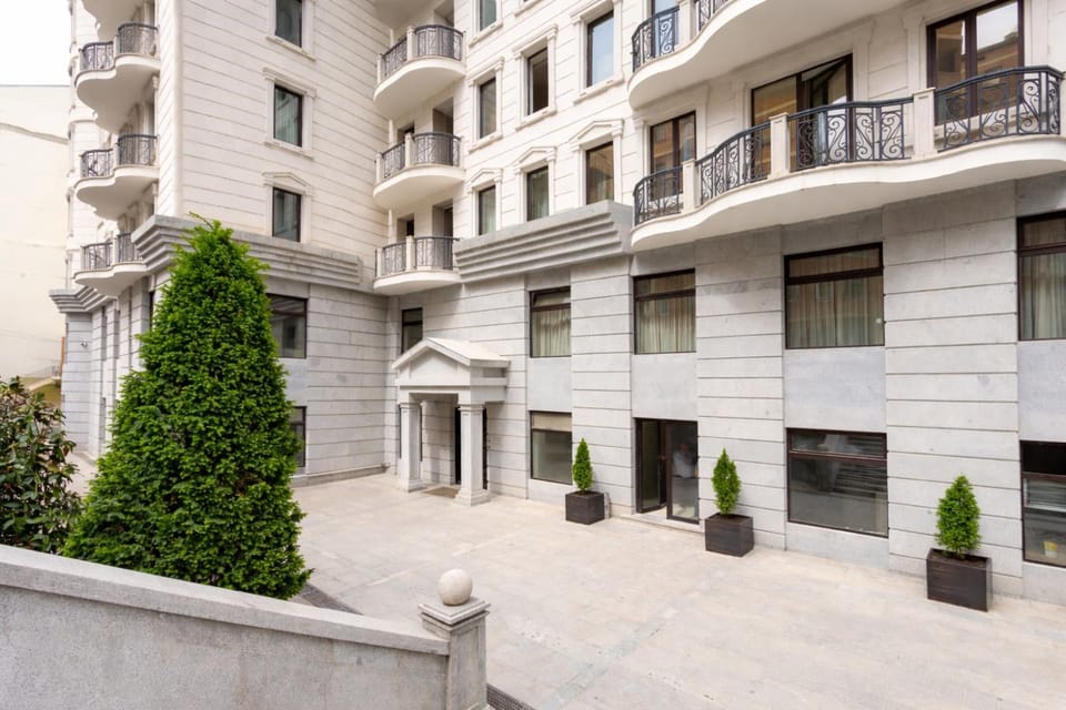 Property building, Day, Balcony/Terrace