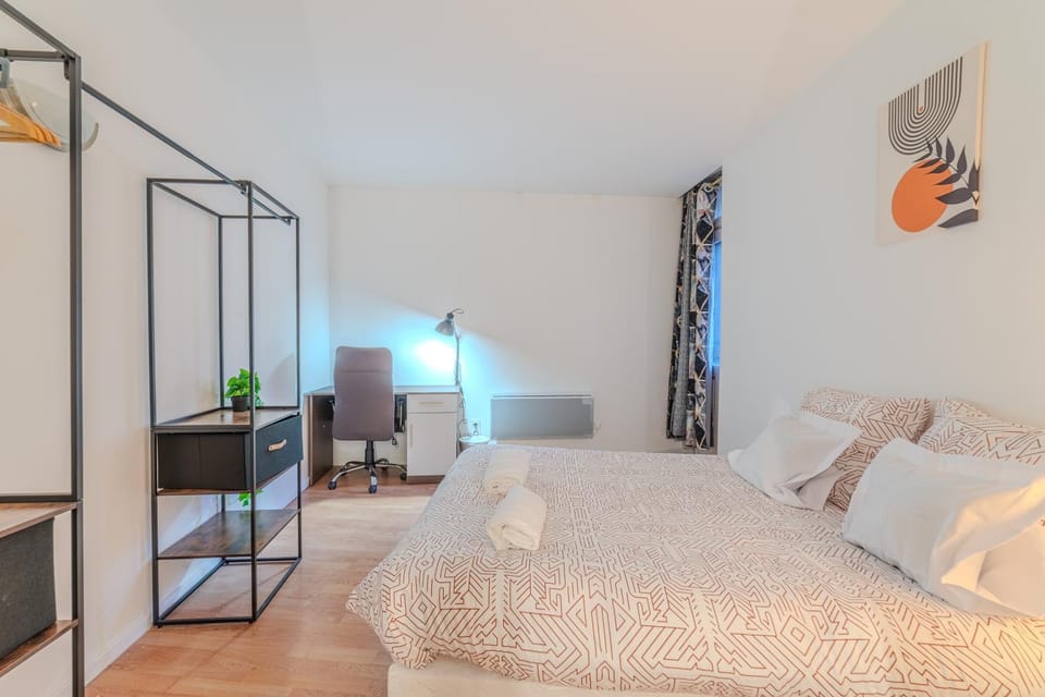 Photo of the whole room, Bedroom