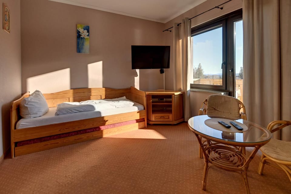 Bed, TV and multimedia, Bedroom