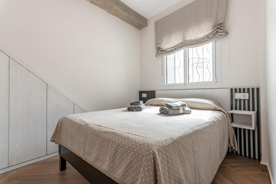 Photo of the whole room, Bedroom