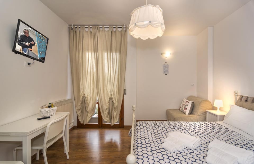 TV and multimedia, Balcony/Terrace, Photo of the whole room, Decorative detail, Bedroom, City view