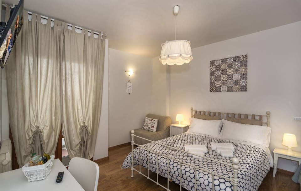Photo of the whole room, Decorative detail, Bedroom