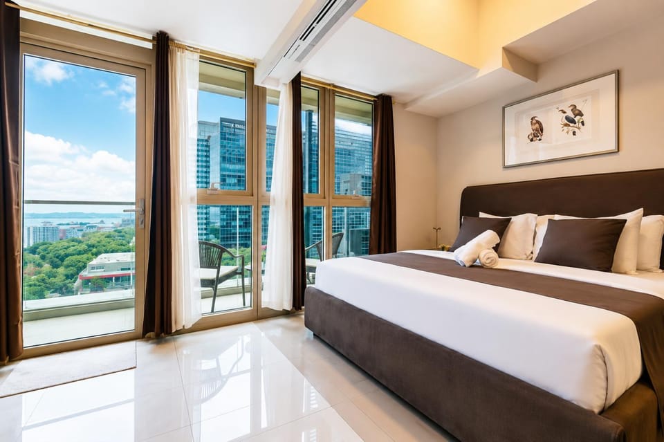 CASA CHOY SUITES - UPTOWN PARKSUITES II BGC Luxury 1BR King Bed with Balcony 1 Minute Walk to Uptown Mall and JP Morgan Apartment in Makati