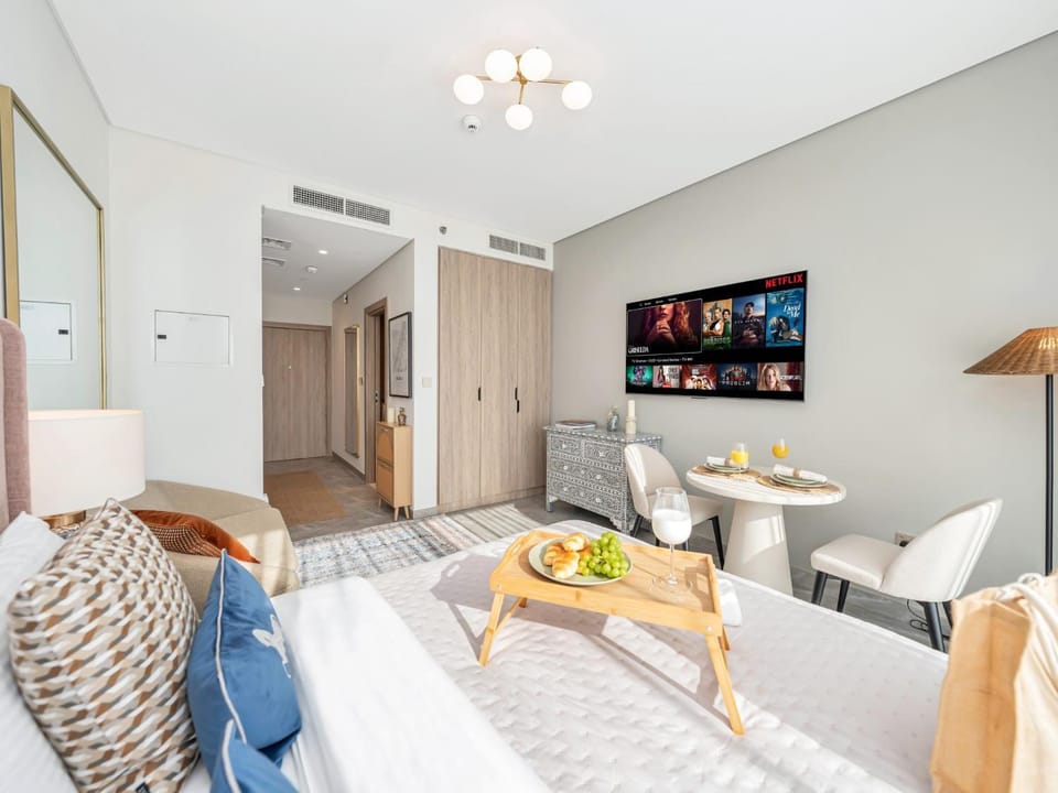 Bed, TV and multimedia, Seating area, Bedroom
