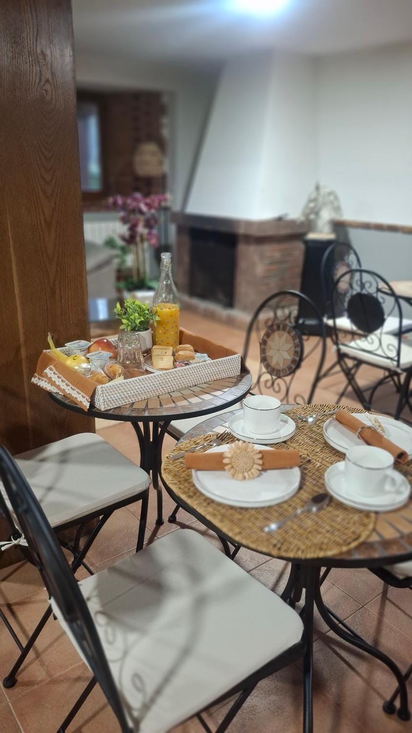 Food and drinks, Dining area, Breakfast, Breakfast, Continental breakfast, Continental breakfast