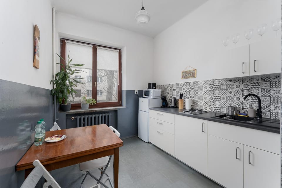 Kitchen or kitchenette, microwave, oven, stove