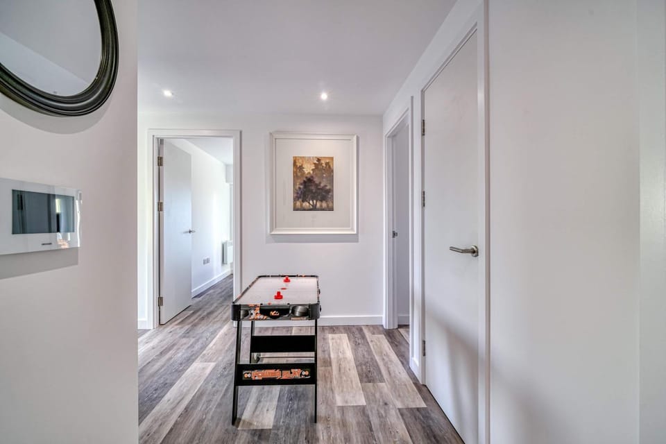 City & Town Centre View - Free Parking - 1 Minute to Transport Links - Sleeps 5 Apartment in England