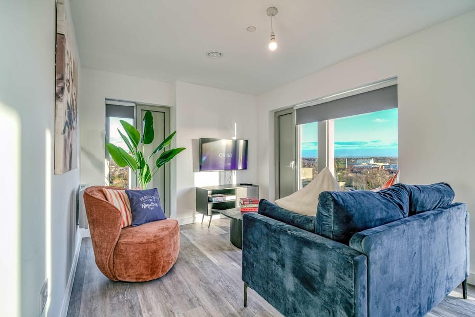 City & Town Centre View - Free Parking - 1 Minute to Transport Links - Sleeps 5 Apartment in England