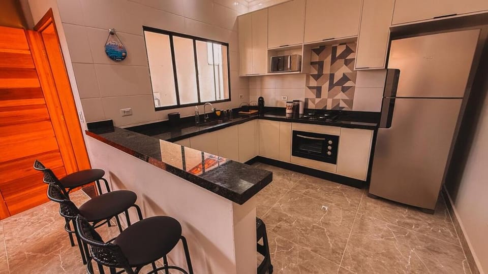 Casa 3 quartos sendo 1 suite ar Cond com piscina 300 metros da praia House in Itanhaém