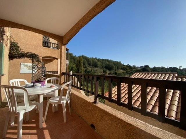 IS090- 891 LES ISSAMBRES T3 cabine 6 couchages, piscine et parking Cabin in Sainte-Maxime