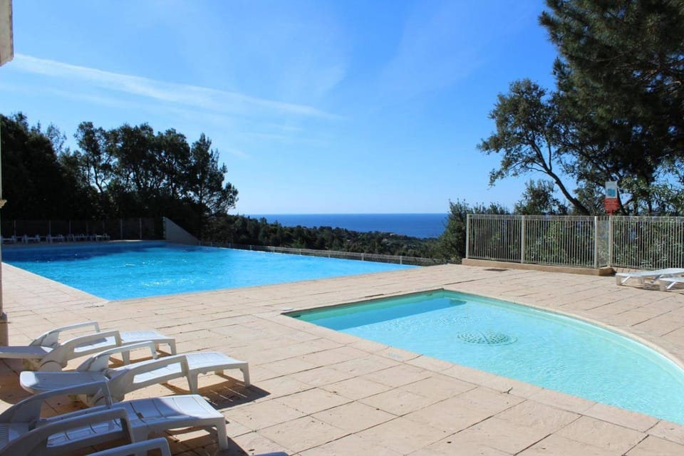 IS090- 891 LES ISSAMBRES T3 cabine 6 couchages, piscine et parking Cabin in Sainte-Maxime