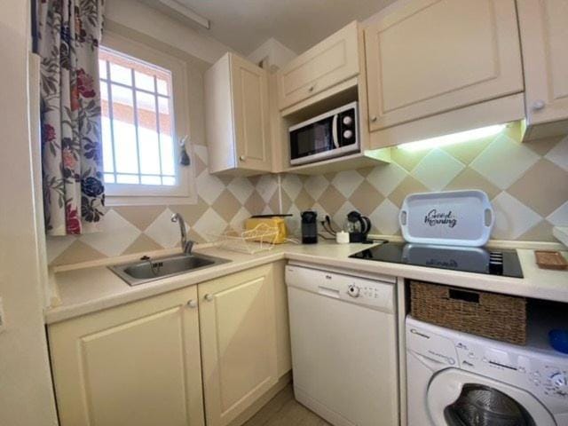 IS090- 891 LES ISSAMBRES T3 cabine 6 couchages, piscine et parking Cabin in Sainte-Maxime