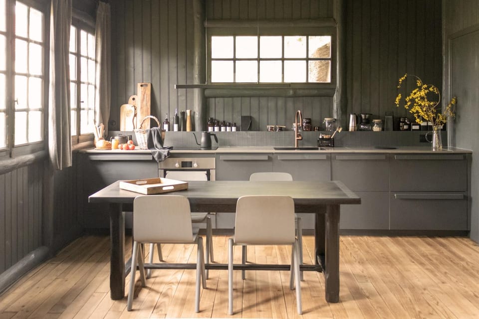 Kitchen or kitchenette, Dining area