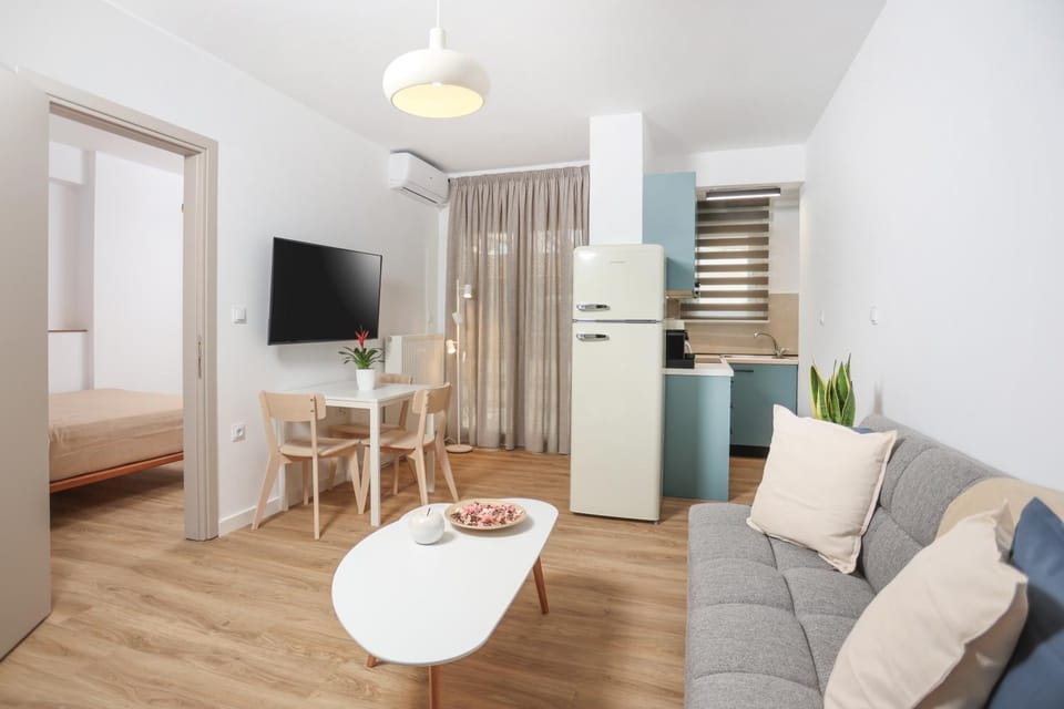 TV and multimedia, Living room, Photo of the whole room, Seating area, Dining area