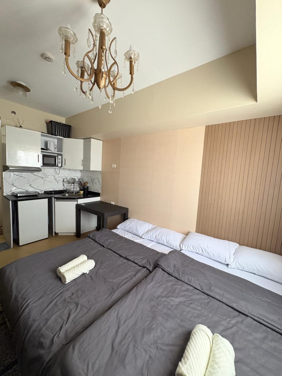 Bed, Kitchen or kitchenette, Photo of the whole room, stove, towels