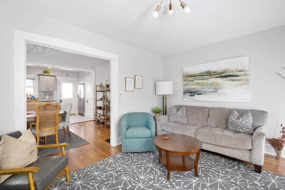 Minutes from U of L & Expo Center-Cozy-Updated-Family Friendly House in Louisville
