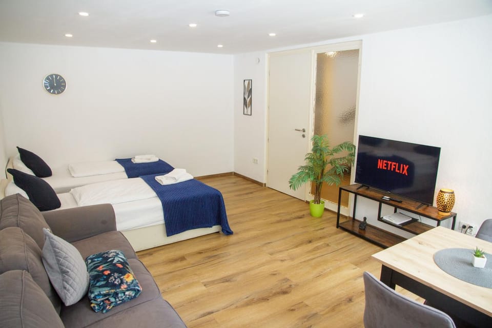 Bed, TV and multimedia, Entertainment