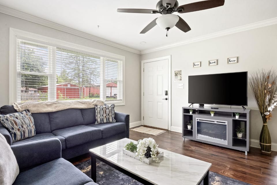 Newly Remodeled Cozy Home Minutes to Downtown-Family Friendly House in Indianapolis