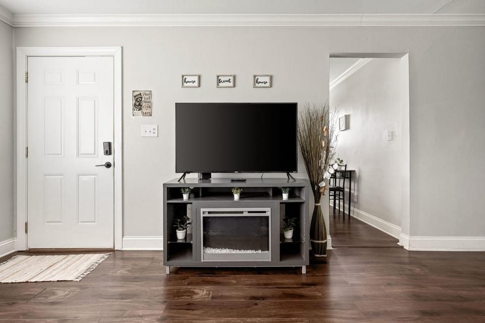 Newly Remodeled Cozy Home Minutes to Downtown-Family Friendly House in Indianapolis