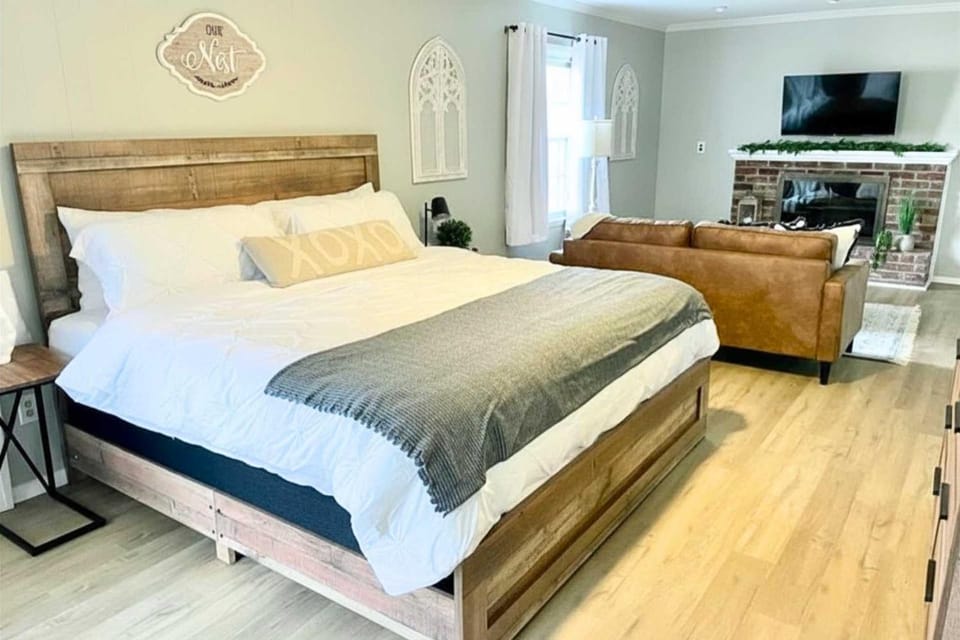 Serene Ivy Hills Home with Hot Tub & Screened Porch-Family Friendly House in Indianapolis