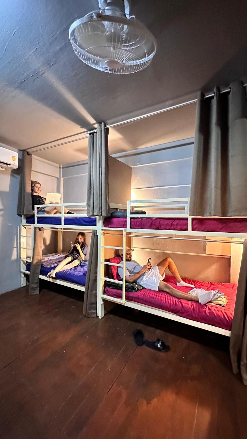 Bed, Photo of the whole room, Bedroom, bunk bed, air conditioner