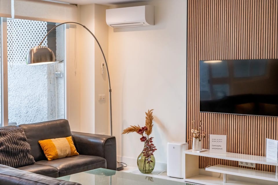 TV and multimedia, Living room, Seating area, Dining area, air conditioner