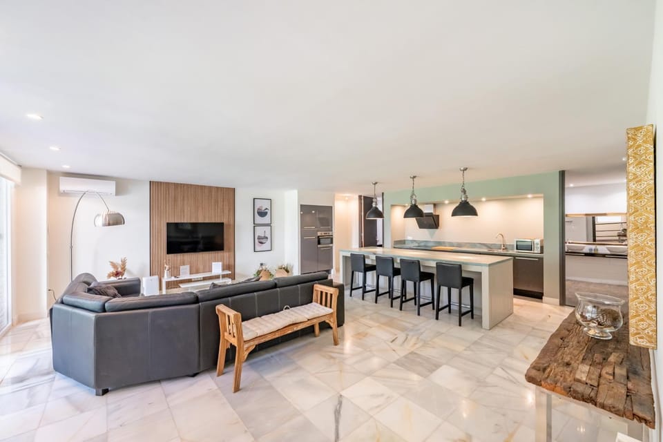 TV and multimedia, Kitchen or kitchenette, Living room, Seating area, Dining area, Pool view, air conditioner