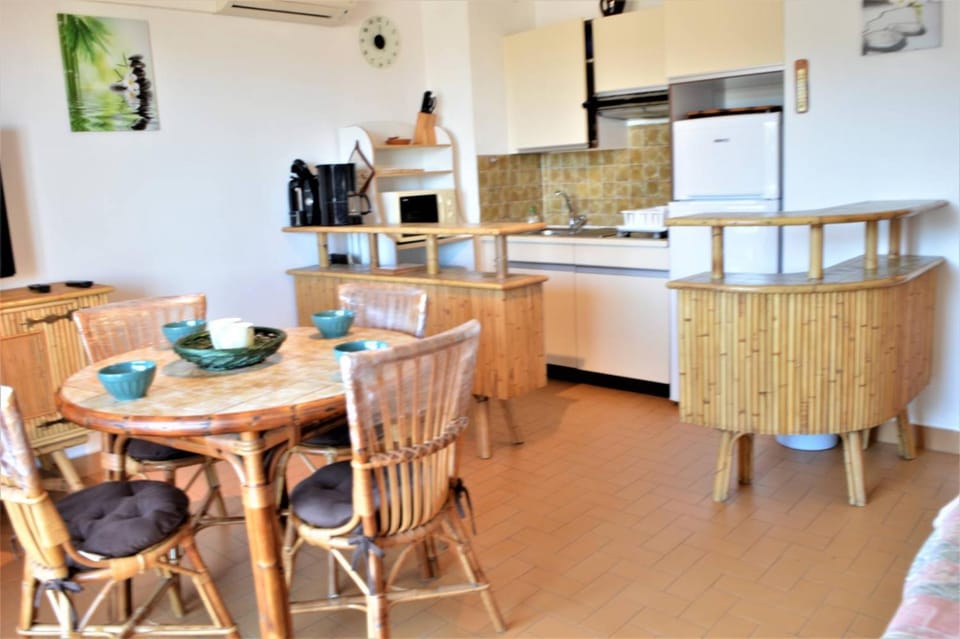 Coffee/tea facilities, Kitchen or kitchenette, Dining area, oven, stove