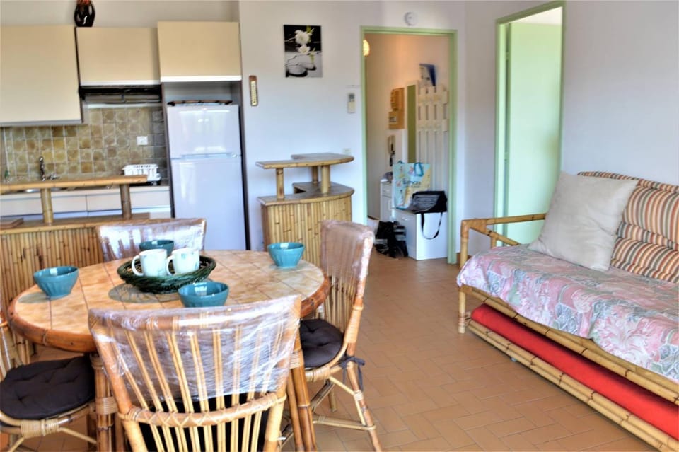 Kitchen or kitchenette, Seating area, Dining area