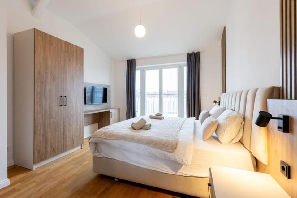 Bed, TV and multimedia, Photo of the whole room, Seating area, Evening entertainment, Bedroom, wardrobe