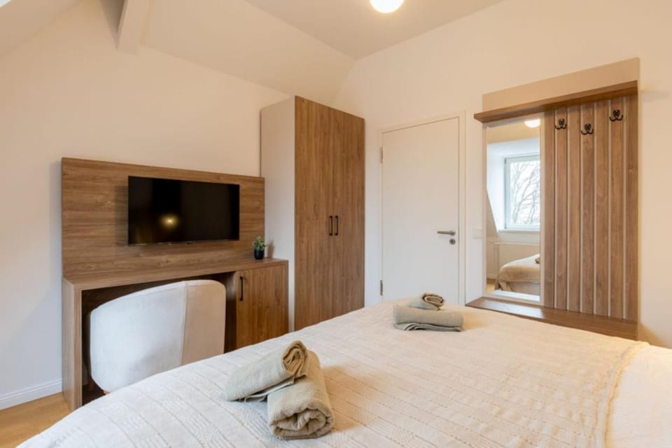 Bed, TV and multimedia, Photo of the whole room, Bedroom, towels, wardrobe