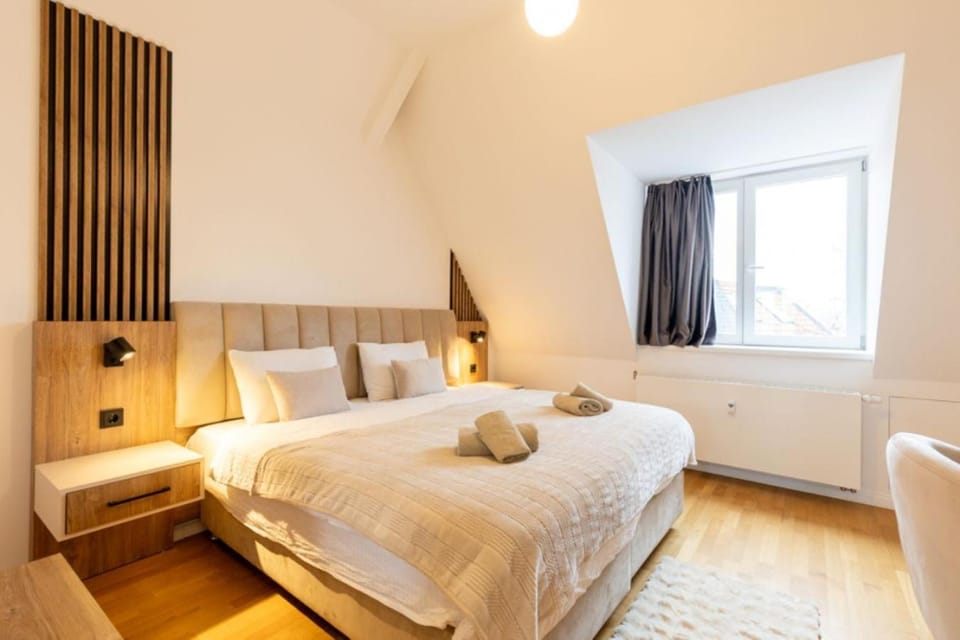 Bed, Photo of the whole room, towels