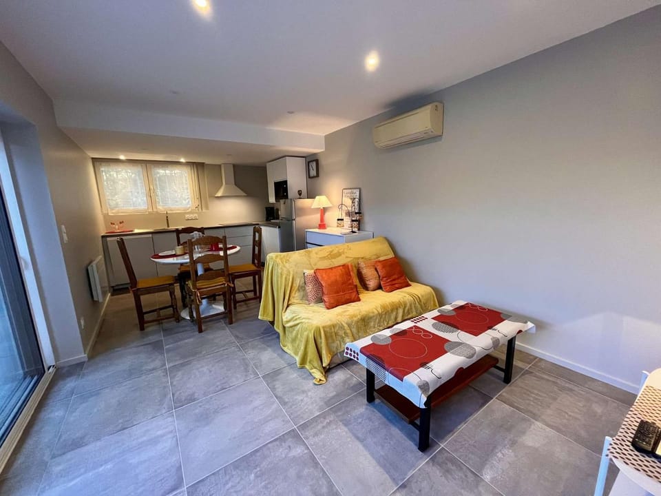 Kitchen or kitchenette, Living room, Seating area, Dining area, air conditioner