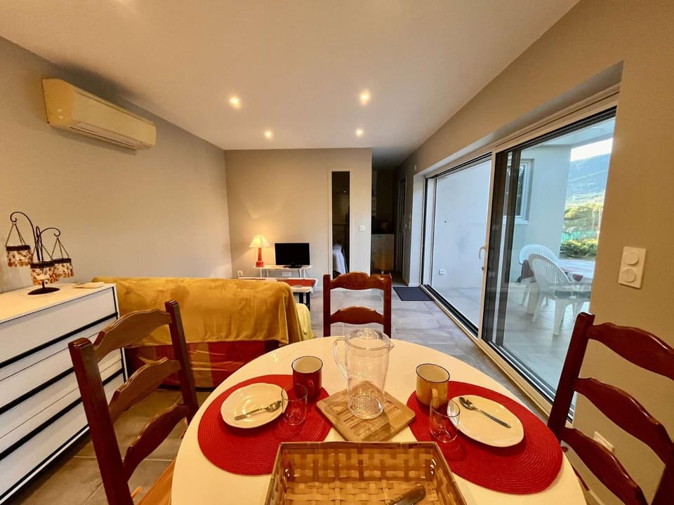 Living room, Seating area, air conditioner