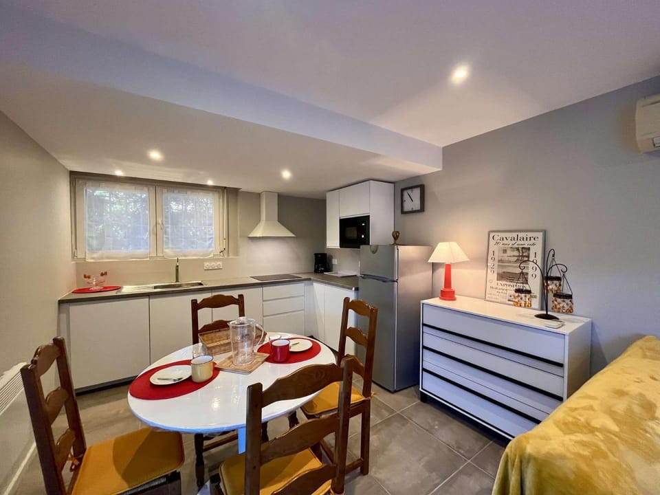 Kitchen or kitchenette, Dining area, oven