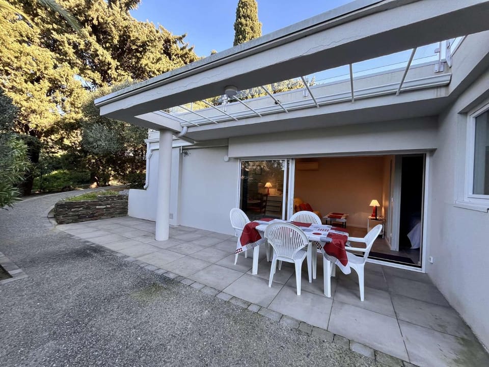 Patio, Day, Balcony/Terrace, Dining area, Garden view
