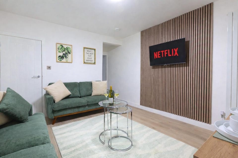 Communal lounge/ TV room, TV and multimedia, Living room, Seating area, Evening entertainment