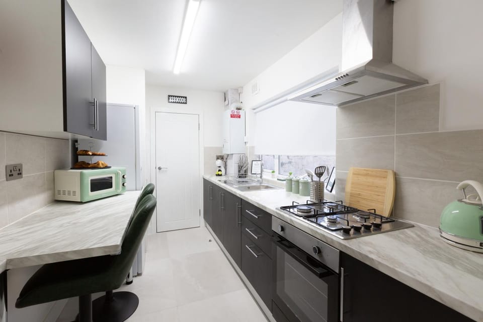 Coffee/tea facilities, Kitchen or kitchenette, Dining area, oven, stove, toaster