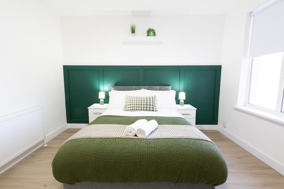 Bed, Photo of the whole room, Bedroom, towels