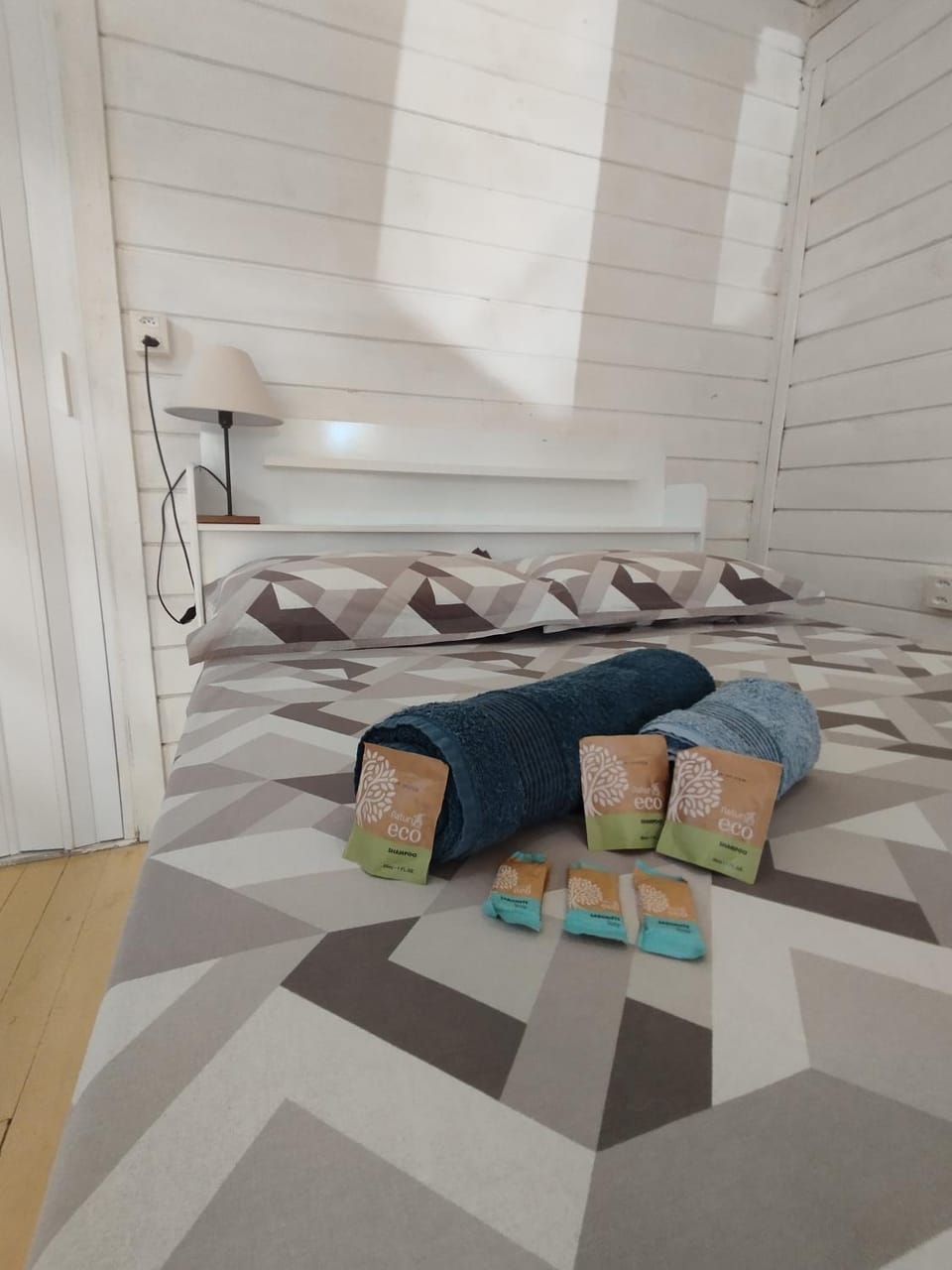 Bed, towels