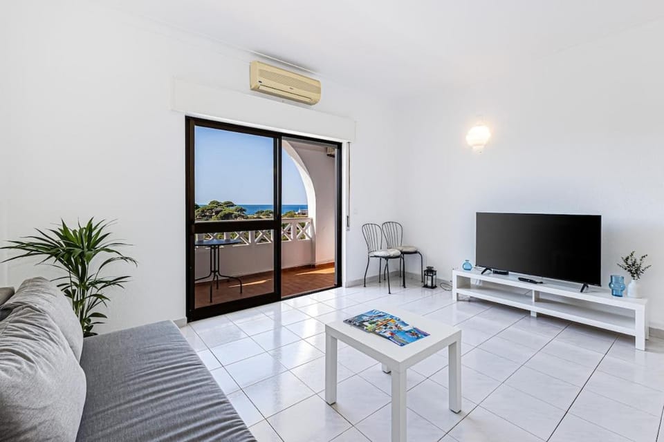 Communal lounge/ TV room, TV and multimedia, Living room, Seating area, air conditioner